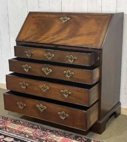 Bureau dos d'âne anglais Georgien datant du XIXème siècle, acajou et chêne