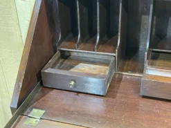 Bureau dos d'âne en anglais en acajou des années 1930