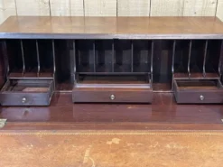 Bureau dos d'âne en anglais en acajou des années 1930