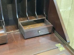 Bureau dos d'âne en anglais en acajou des années 1930