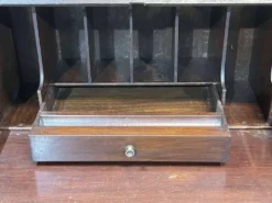 Bureau dos d'âne en anglais en acajou des années 1930