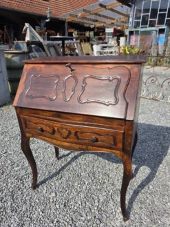 Bureau dos d'âne galbé en noyer (secrétaire)