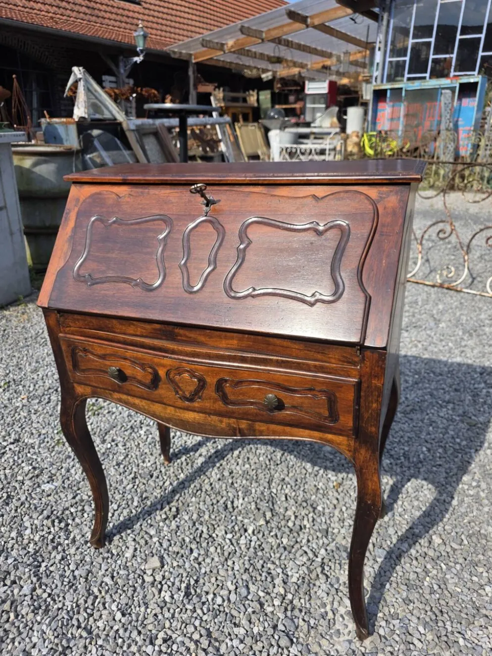 Bureau dos d'âne galbé en noyer (secrétaire)