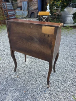 Bureau dos d'âne galbé en noyer (secrétaire)