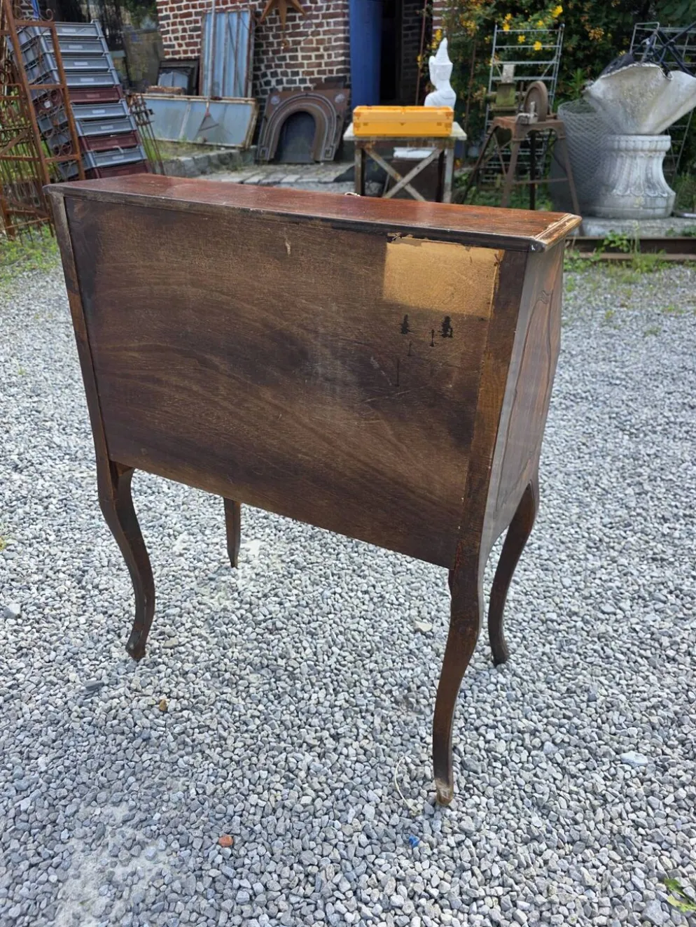 Bureau dos d'âne galbé en noyer (secrétaire)