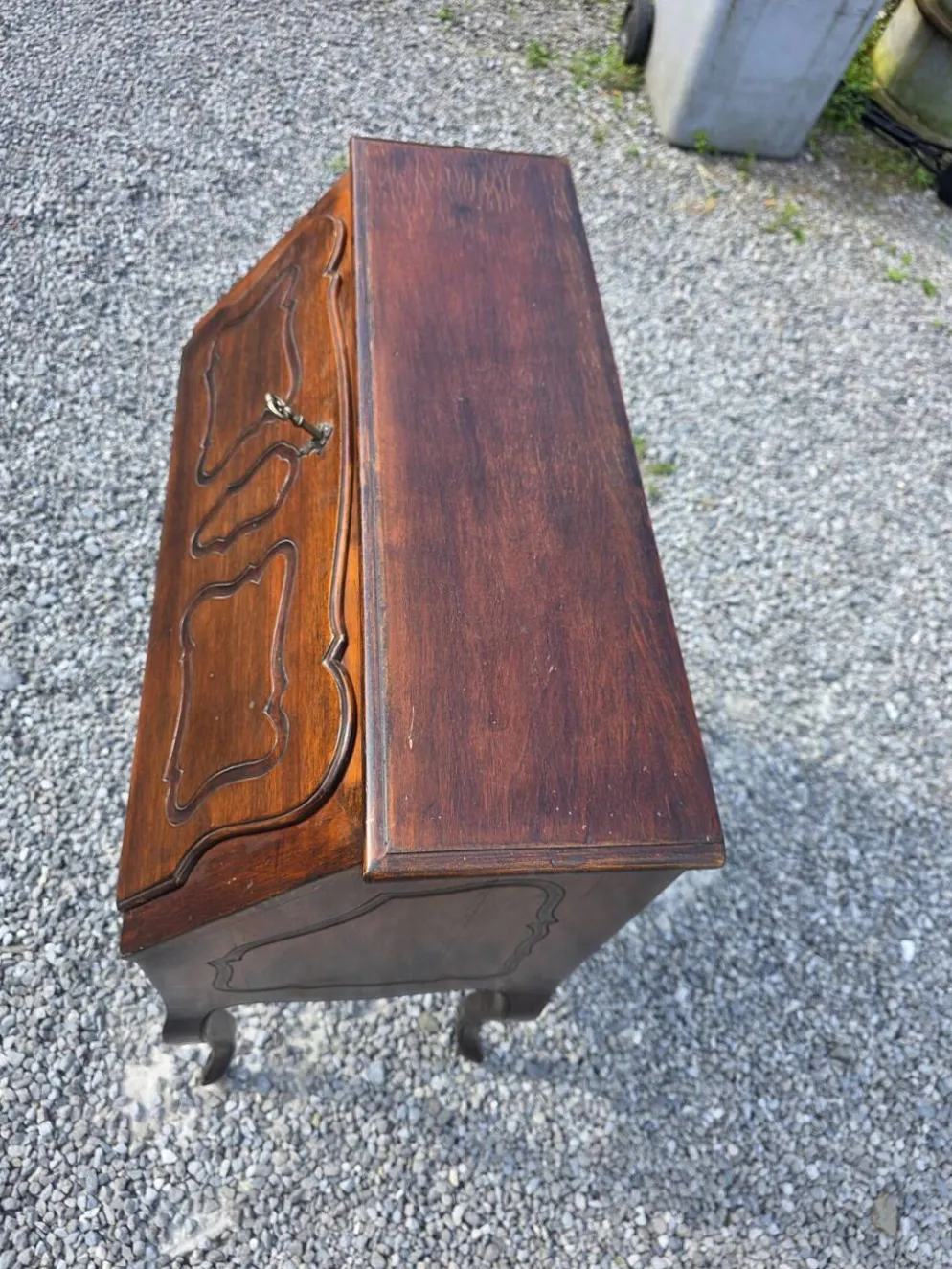 Bureau dos d'âne galbé en noyer (secrétaire)