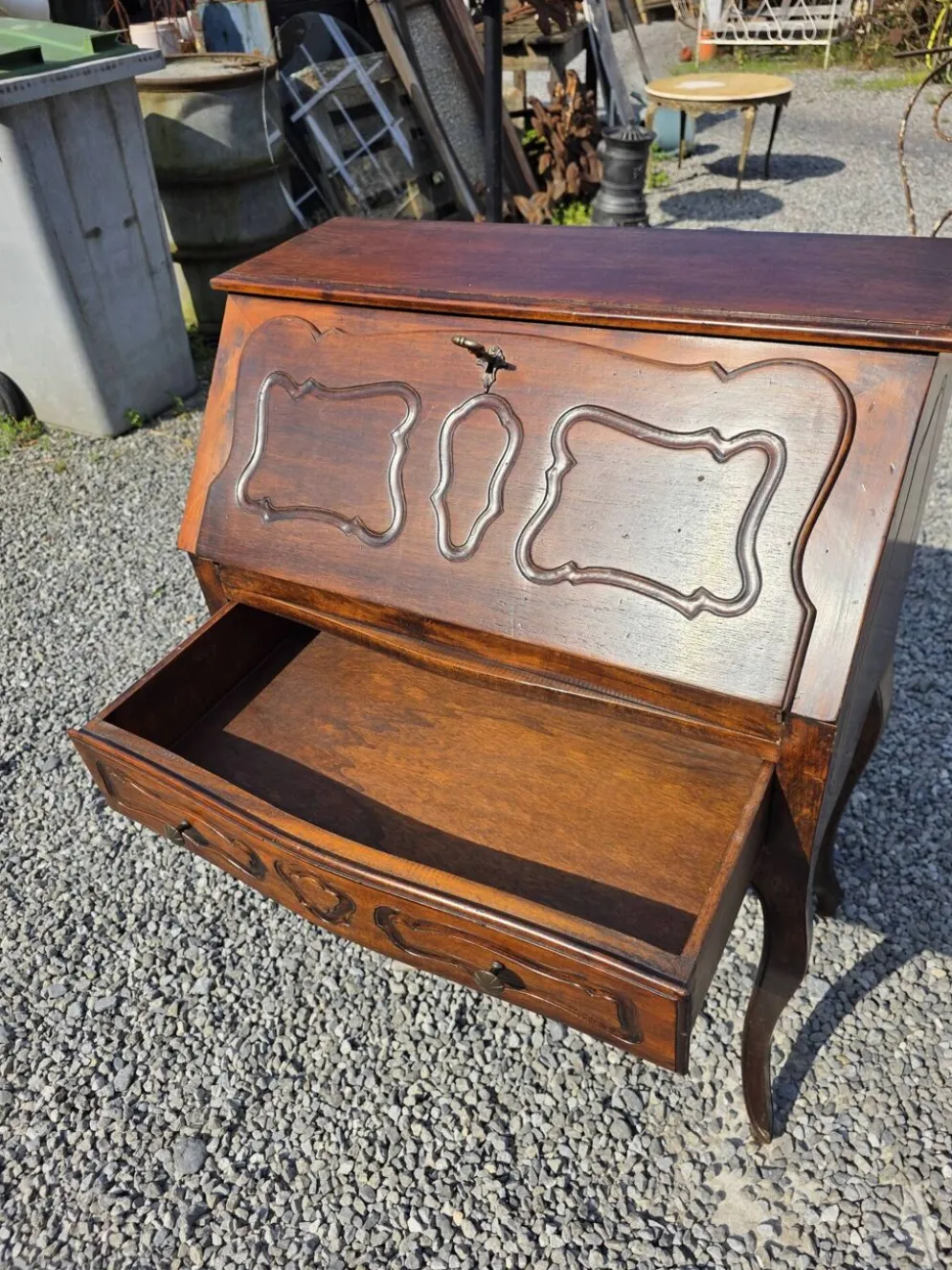 Bureau dos d'âne galbé en noyer (secrétaire)