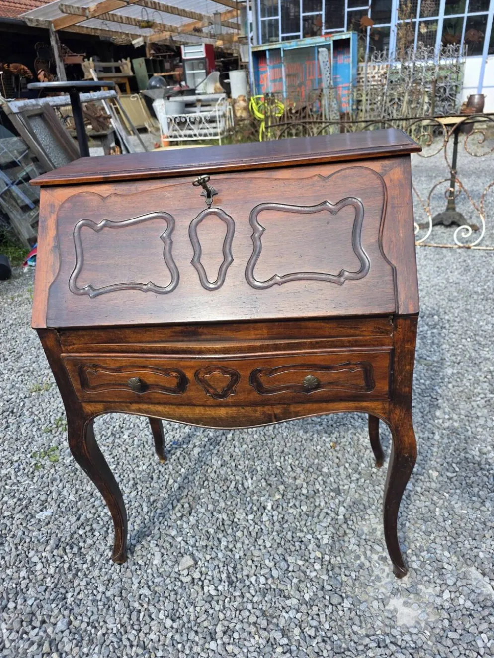Bureau dos d'âne galbé en noyer (secrétaire)