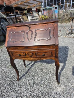 Bureau dos d'âne galbé en noyer (secrétaire)