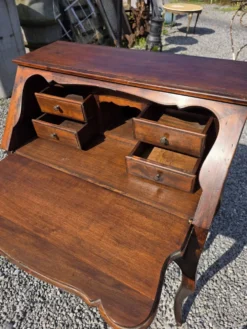 Bureau dos d'âne galbé en noyer (secrétaire)