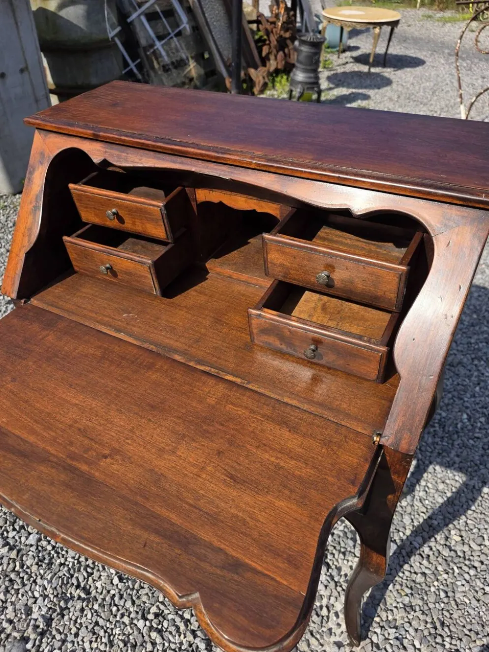 Bureau dos d'âne galbé en noyer (secrétaire)