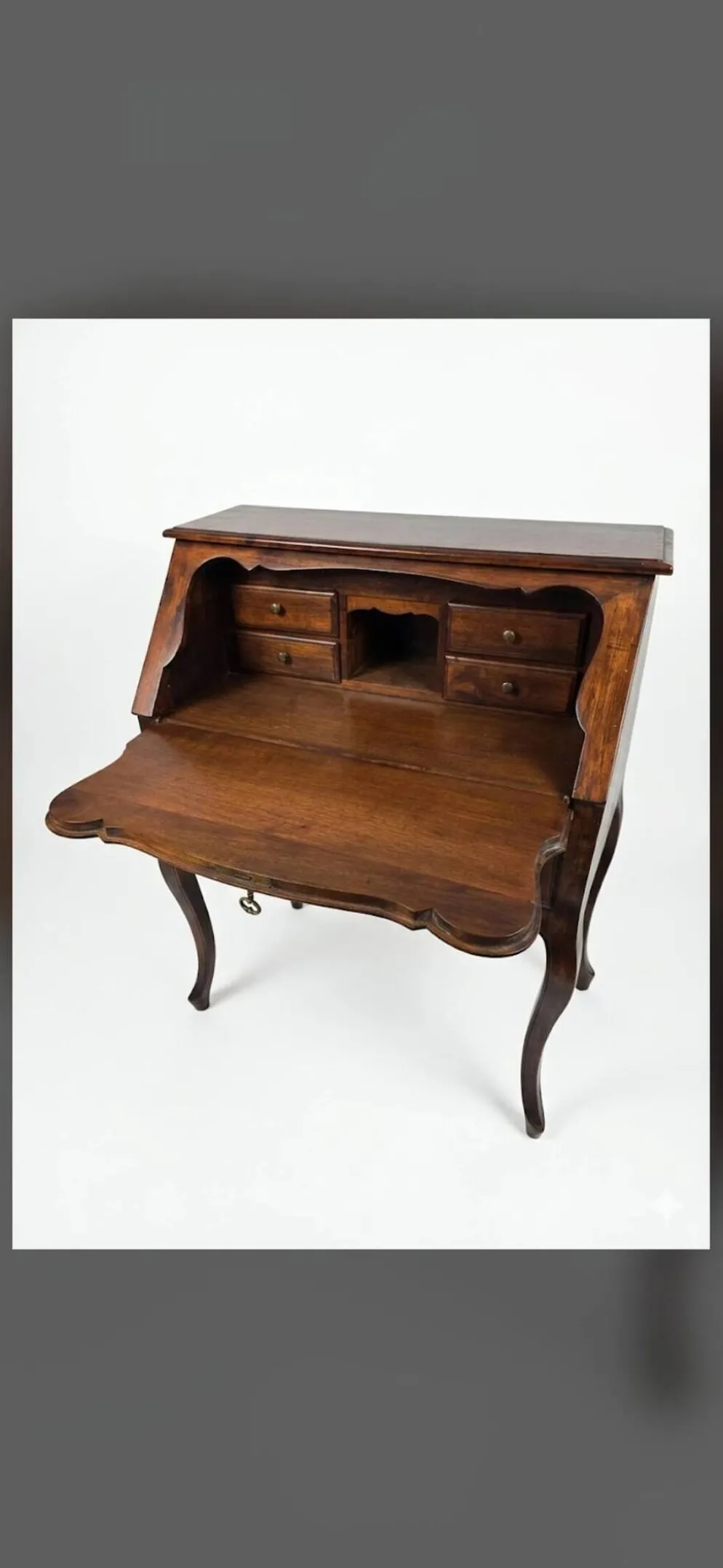Bureau dos d'âne galbé en noyer (secrétaire)