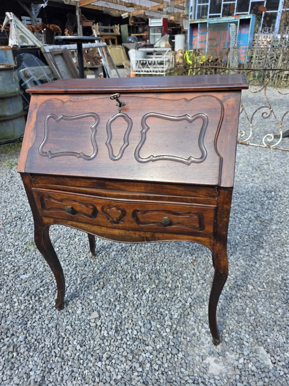 Bureau dos d'âne galbé en noyer (secrétaire)