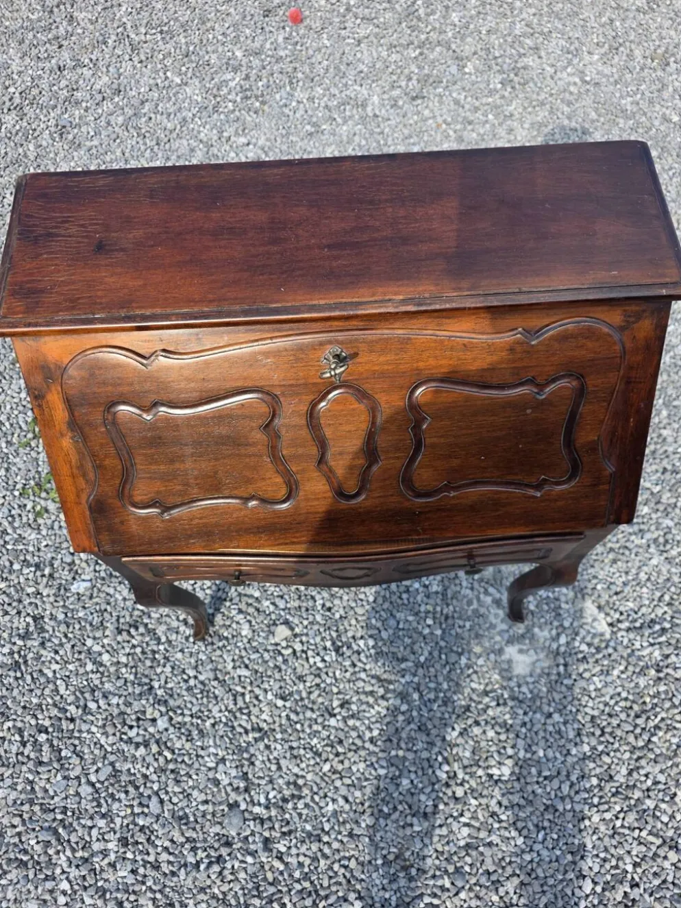 Bureau dos d'âne galbé en noyer (secrétaire)
