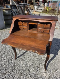 Bureau dos d'âne galbé en noyer (secrétaire)