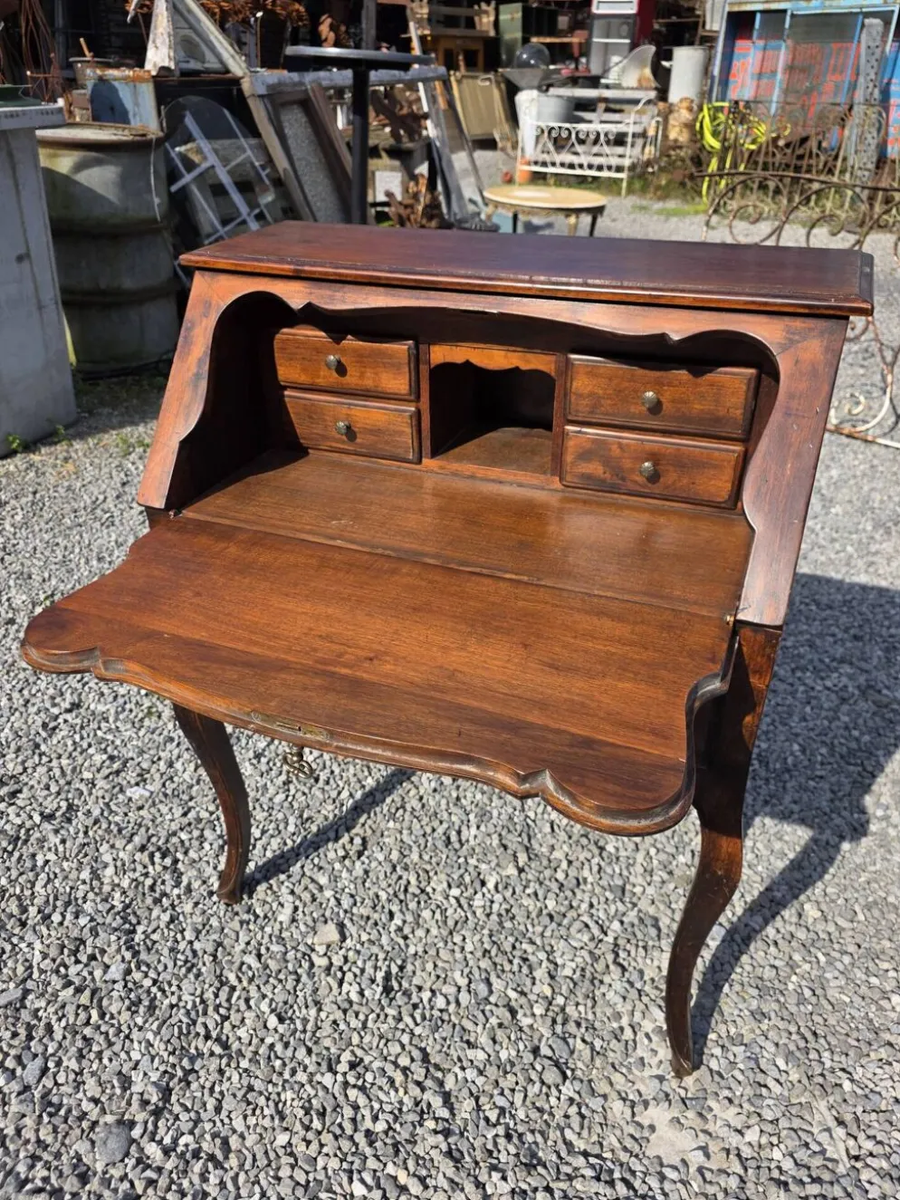 Bureau dos d'âne galbé en noyer (secrétaire)
