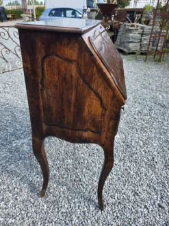 Bureau dos d'âne galbé en noyer (secrétaire)