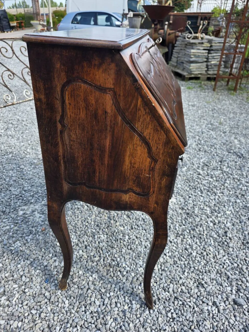 Bureau dos d'âne galbé en noyer (secrétaire)