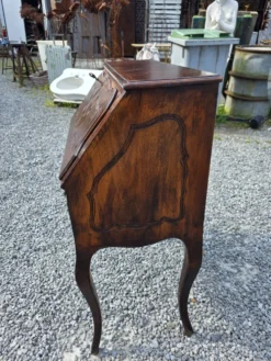 Bureau dos d'âne galbé en noyer (secrétaire)