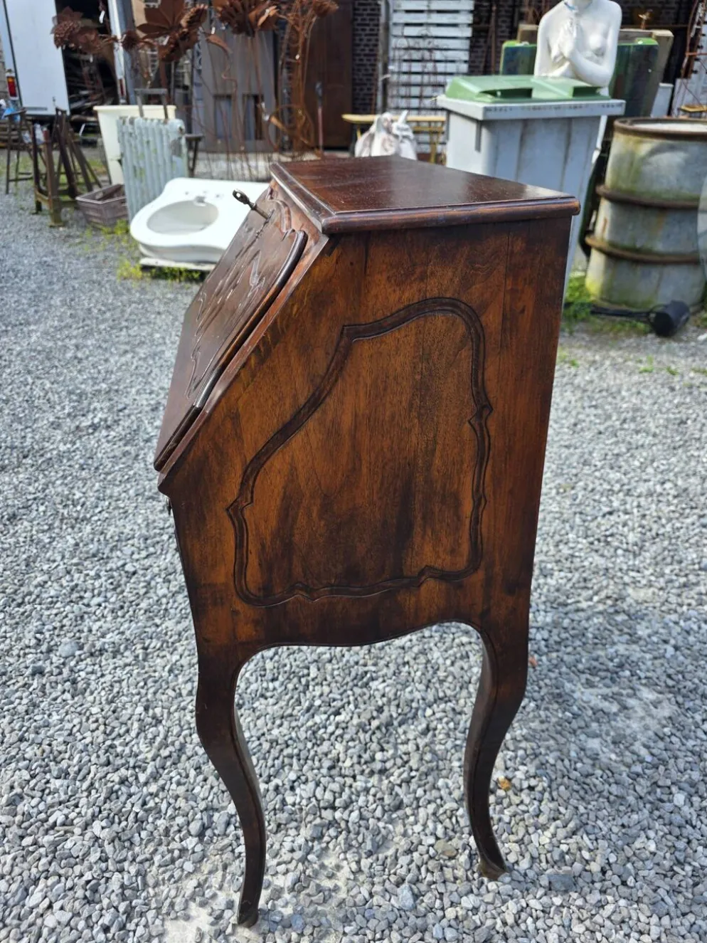 Bureau dos d'âne galbé en noyer (secrétaire)