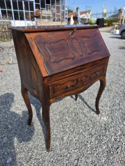 Bureau dos d'âne galbé en noyer (secrétaire)