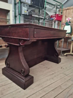Bureau d’époque Restauration / Empire en acajou moucheté – XIXe siècle (omb