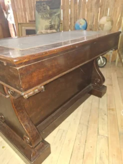 Bureau d’époque Restauration / Empire en acajou moucheté – XIXe siècle (omb