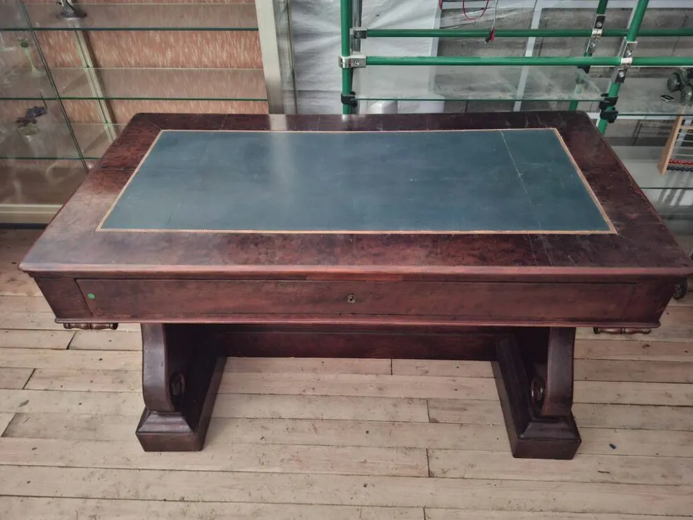 Bureau d’époque Restauration / Empire en acajou moucheté – XIXe siècle (omb