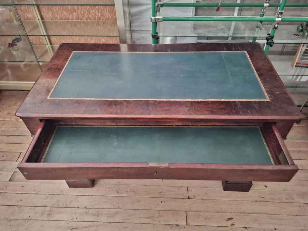 Bureau d’époque Restauration / Empire en acajou moucheté – XIXe siècle (omb