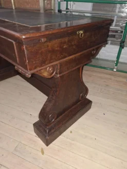 Bureau d’époque Restauration / Empire en acajou moucheté – XIXe siècle (omb