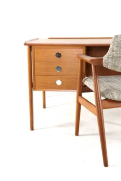 Bureau Dyrlund en teck de design danois moderne du milieu du siècle