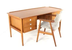 Bureau Dyrlund en teck de design danois moderne du milieu du siècle