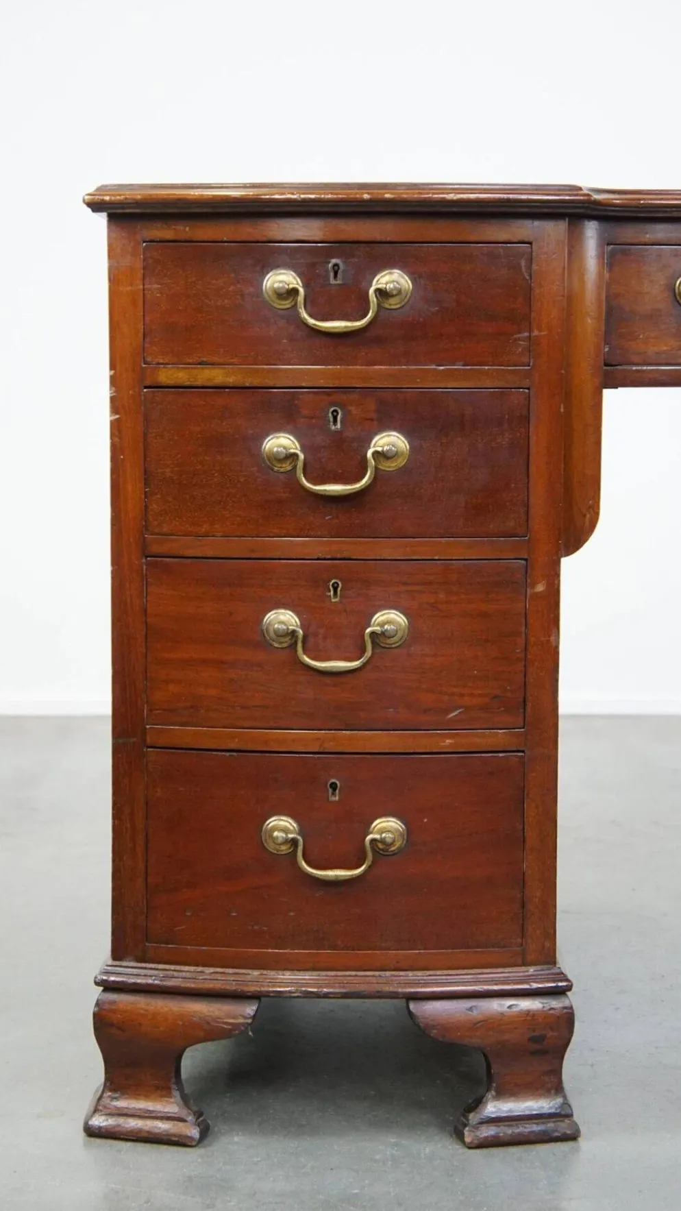 Bureau en bois anglais ancien de la fin du 19e siècle avec un dessus en cuir.