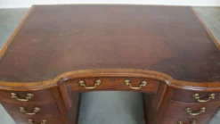 Bureau en bois anglais ancien de la fin du 19e siècle avec un dessus en cuir.