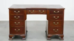 Bureau en bois anglais ancien de la fin du 19e siècle avec un dessus en cuir.