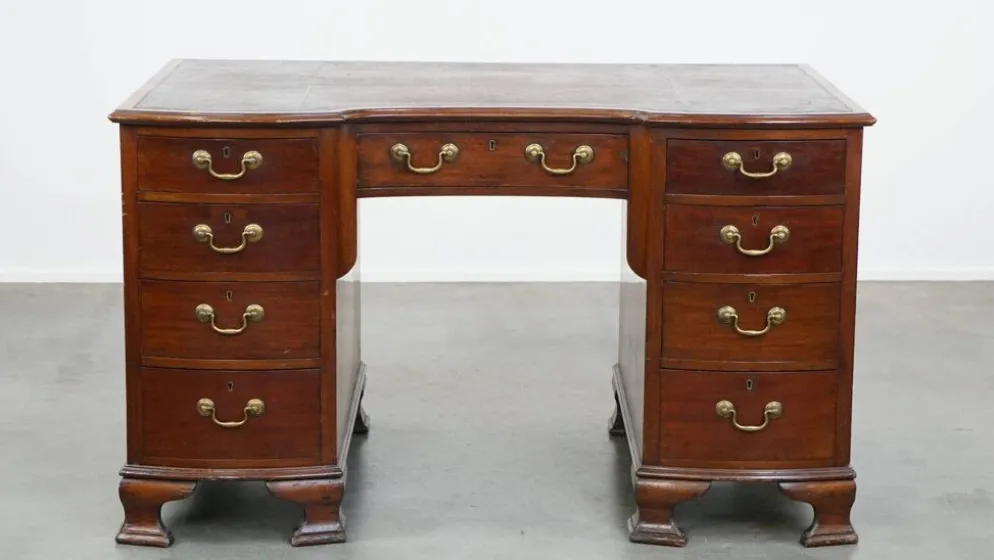 Bureau en bois anglais ancien de la fin du 19e siècle avec un dessus en cuir.