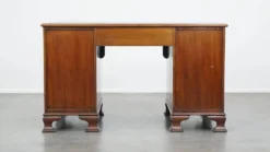 Bureau en bois anglais ancien de la fin du 19e siècle avec un dessus en cuir.