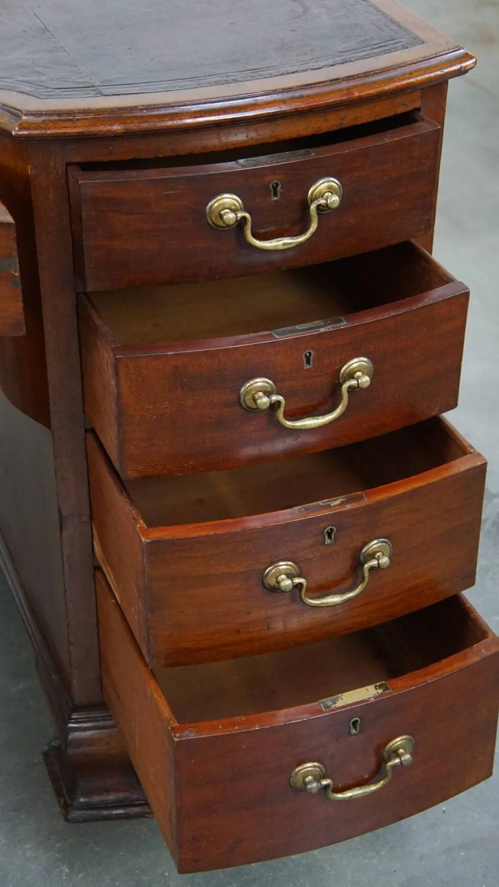 Bureau en bois anglais ancien de la fin du 19e siècle avec un dessus en cuir.