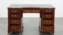 Bureau en bois anglais ancien de la fin du 19e siècle avec un dessus en cuir.