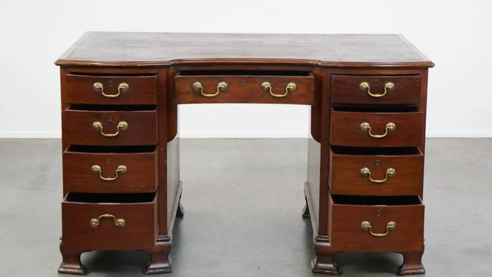 Bureau en bois anglais ancien de la fin du 19e siècle avec un dessus en cuir.