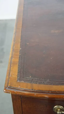 Bureau en bois anglais ancien de la fin du 19e siècle avec un dessus en cuir.