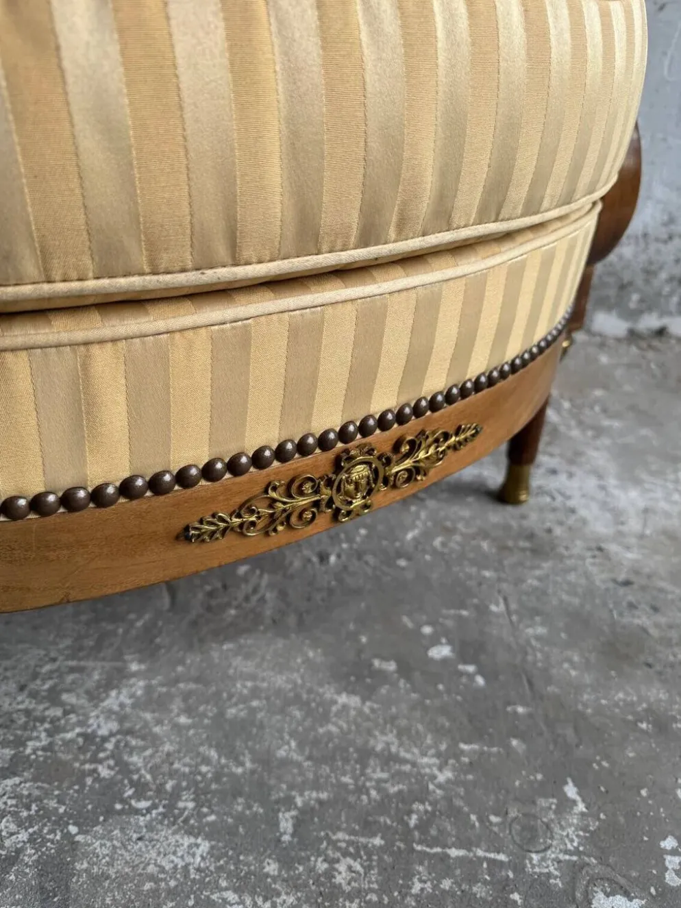 Bureau en bois antique DeCoene avec chaise rembourrée beige à rayures, ensemble classique orné de laiton