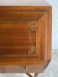 Bureau en bois antique DeCoene avec chaise rembourrée beige à rayures, ensemble classique orné de laiton