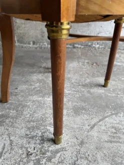 Bureau en bois antique DeCoene avec chaise rembourrée beige à rayures, ensemble classique orné de laiton