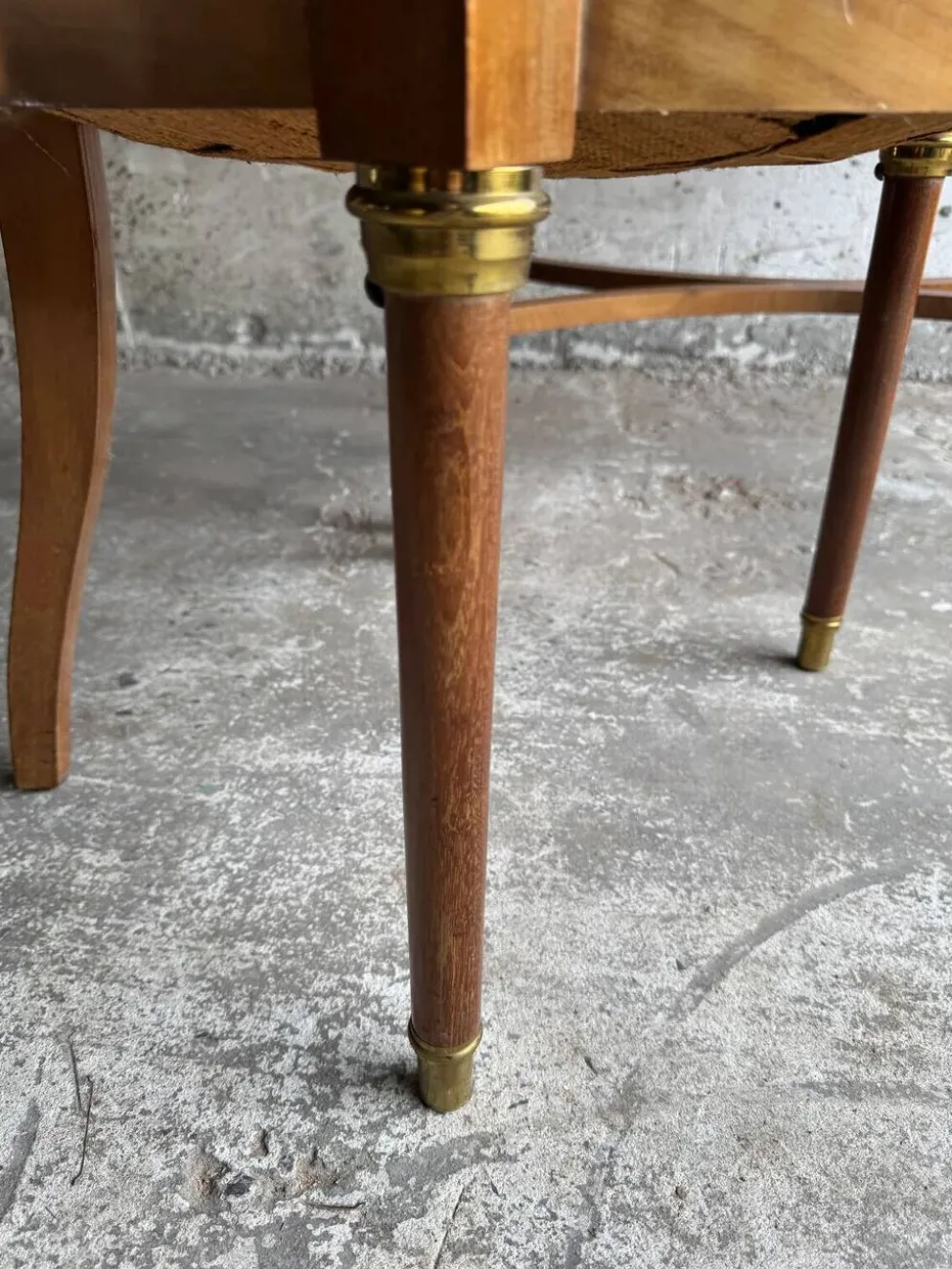 Bureau en bois antique DeCoene avec chaise rembourrée beige à rayures, ensemble classique orné de laiton