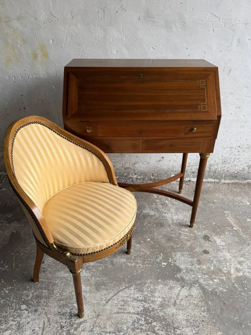 Bureau en bois antique DeCoene avec chaise rembourrée beige à rayures, ensemble classique orné de laiton