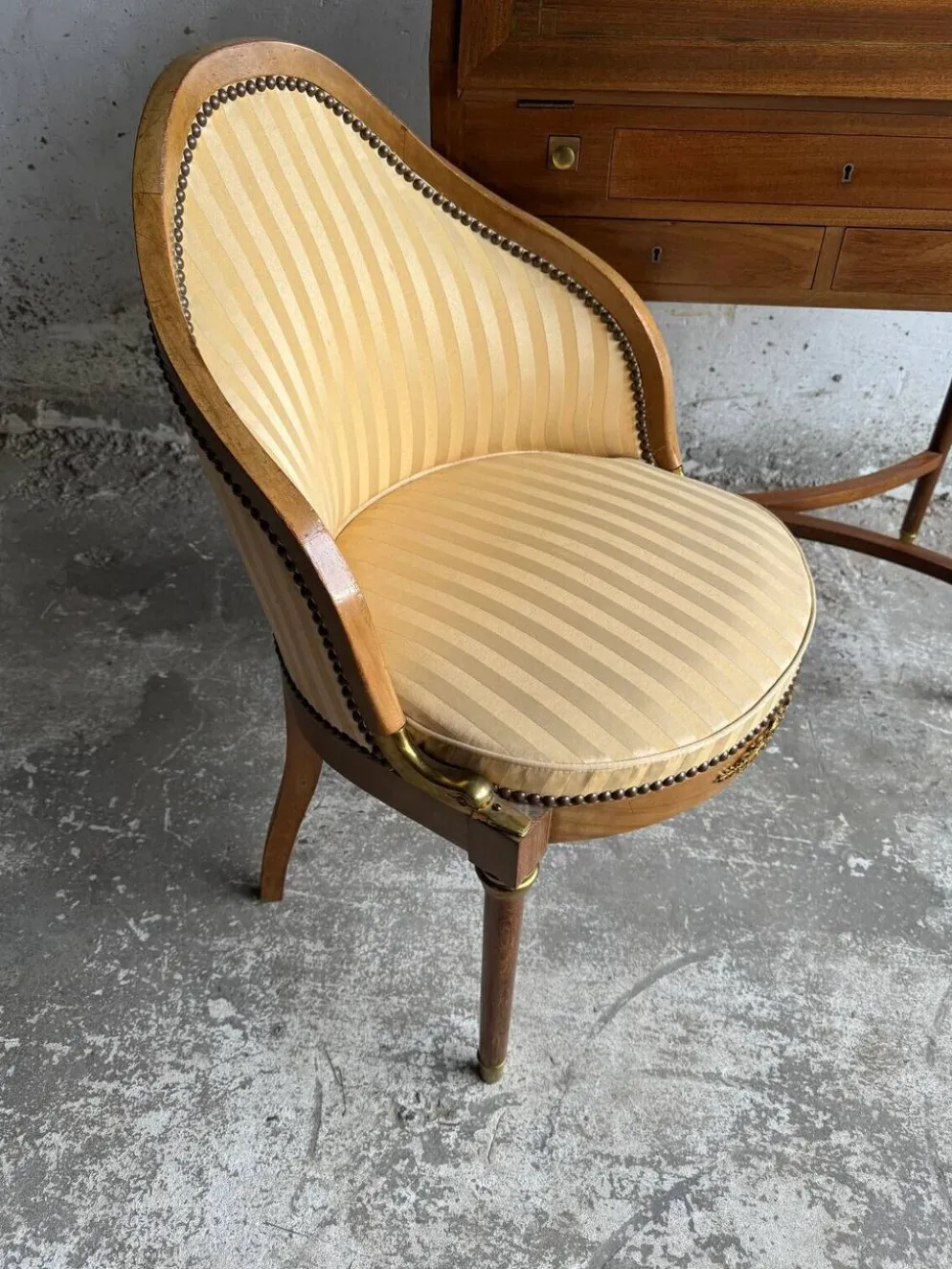 Bureau en bois antique DeCoene avec chaise rembourrée beige à rayures, ensemble classique orné de laiton