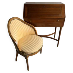 Bureau en bois antique DeCoene avec chaise rembourrée beige à rayures, ensemble classique orné de laiton