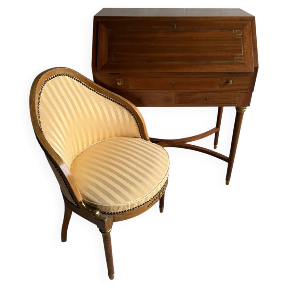 Bureau en bois antique DeCoene avec chaise rembourrée beige à rayures, ensemble classique orné de laiton