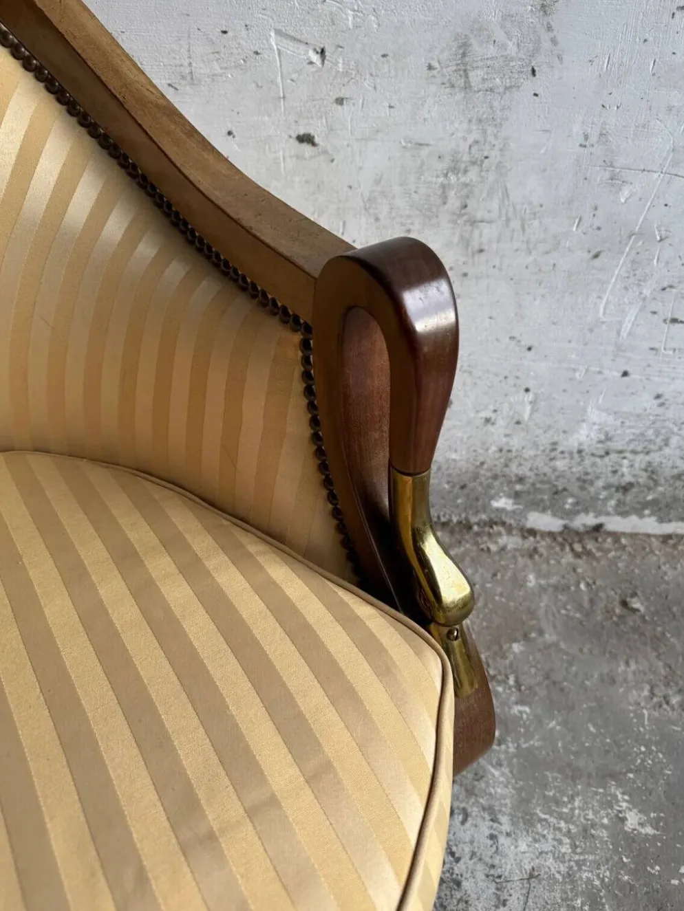 Bureau en bois antique DeCoene avec chaise rembourrée beige à rayures, ensemble classique orné de laiton